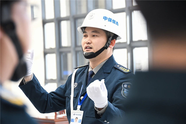 中保恒杰保安服務(wù)公司品質(zhì)部對(duì)入駐保安隊(duì)員們進(jìn)行現(xiàn)場(chǎng)培訓(xùn)和實(shí)踐指導(dǎo)